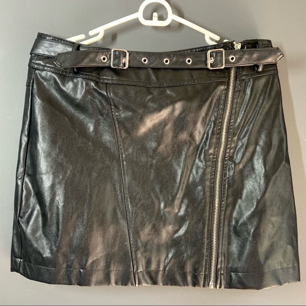 ☀️ 3/$15! NWT FOREVER 21 Faux Leather Mini Skirt